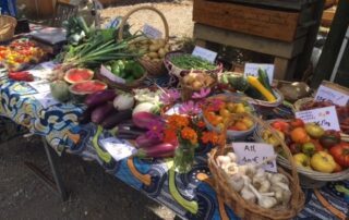 Petit marché au Hameau des Buis