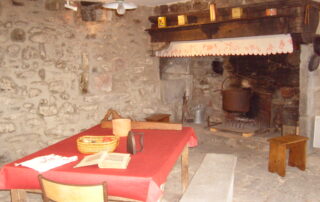 Ferme de Boulègue - Cuisine pavée cheminée