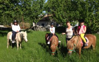 Balade à poney en main