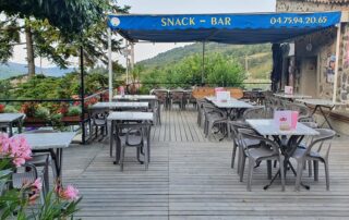 Terrasse du resto camping les lavandes à Darbres